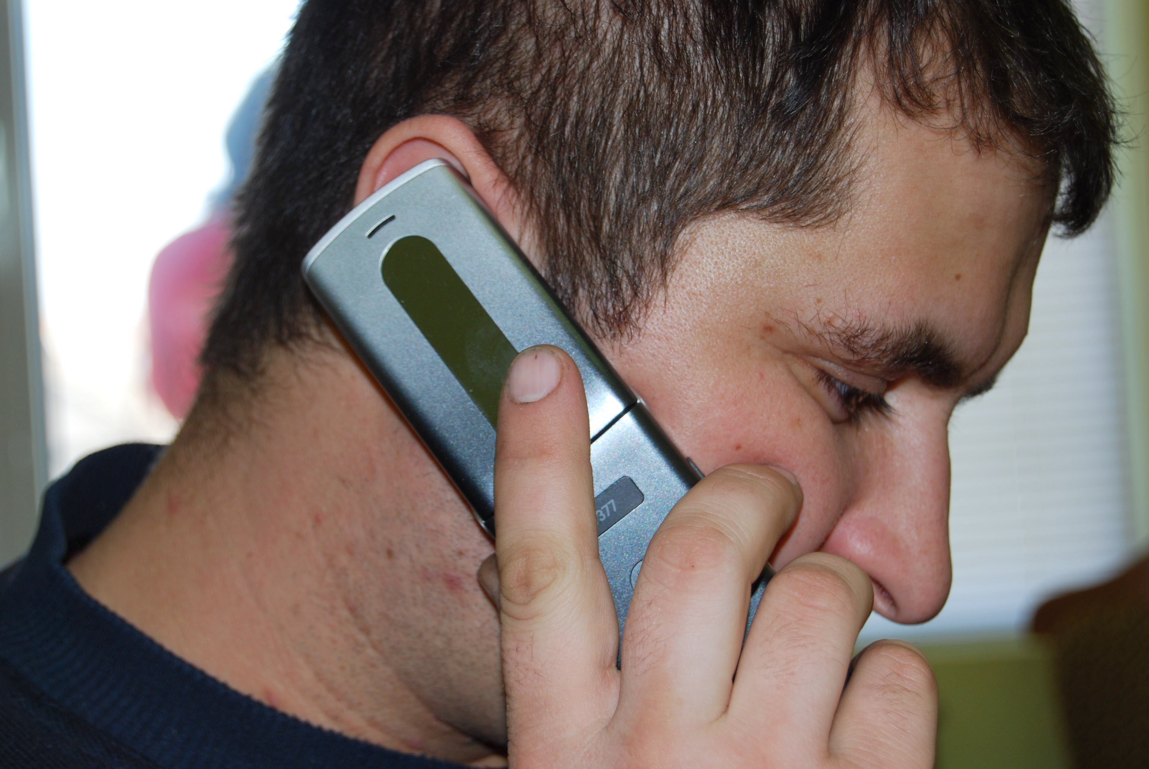 "Alo, bunică, scapă-mă de datorii!"/ Doi adolescenţi au "brevetat" o nouă escrocherie