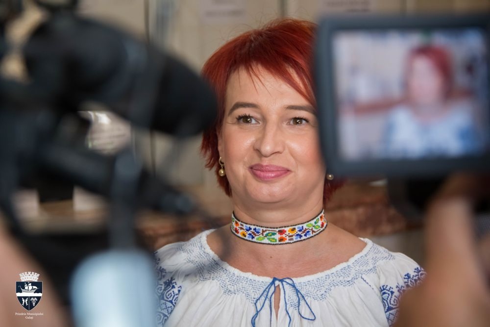Sânziene printre dosare - Ziua Universală a Iei, serbată la Primăria Galaţi (FOTO)