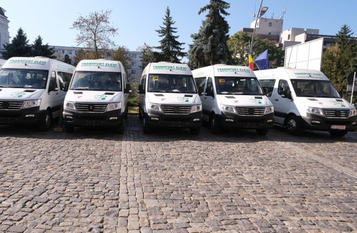 Microbuze noi pentru elevii din judeţ