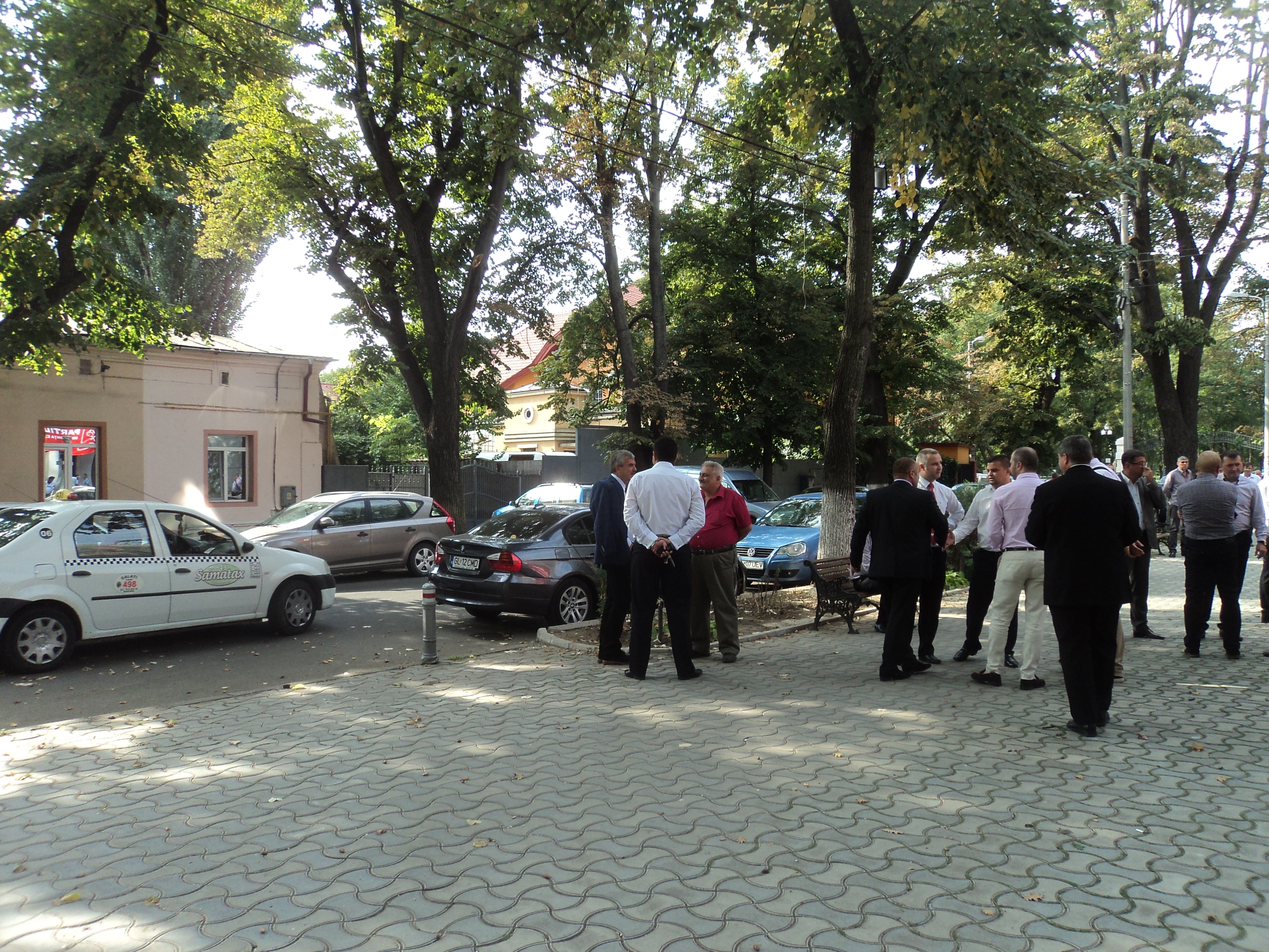 POLITICĂ DE WEEKEND/ Tandreţe pură sau de faţadă? Bacalbaşa şi Nica se sorb din priviri 