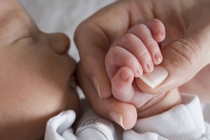 Copii născuţi de Revelion. De la superstiţie la afacere