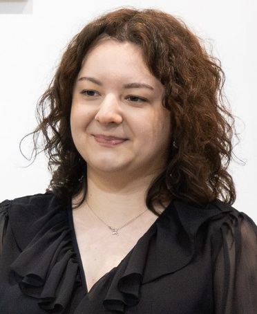 Cristiana-Emanuela Tărbuc prezintă „Apropieri. Studii de expresie” la Galeriile de Artă