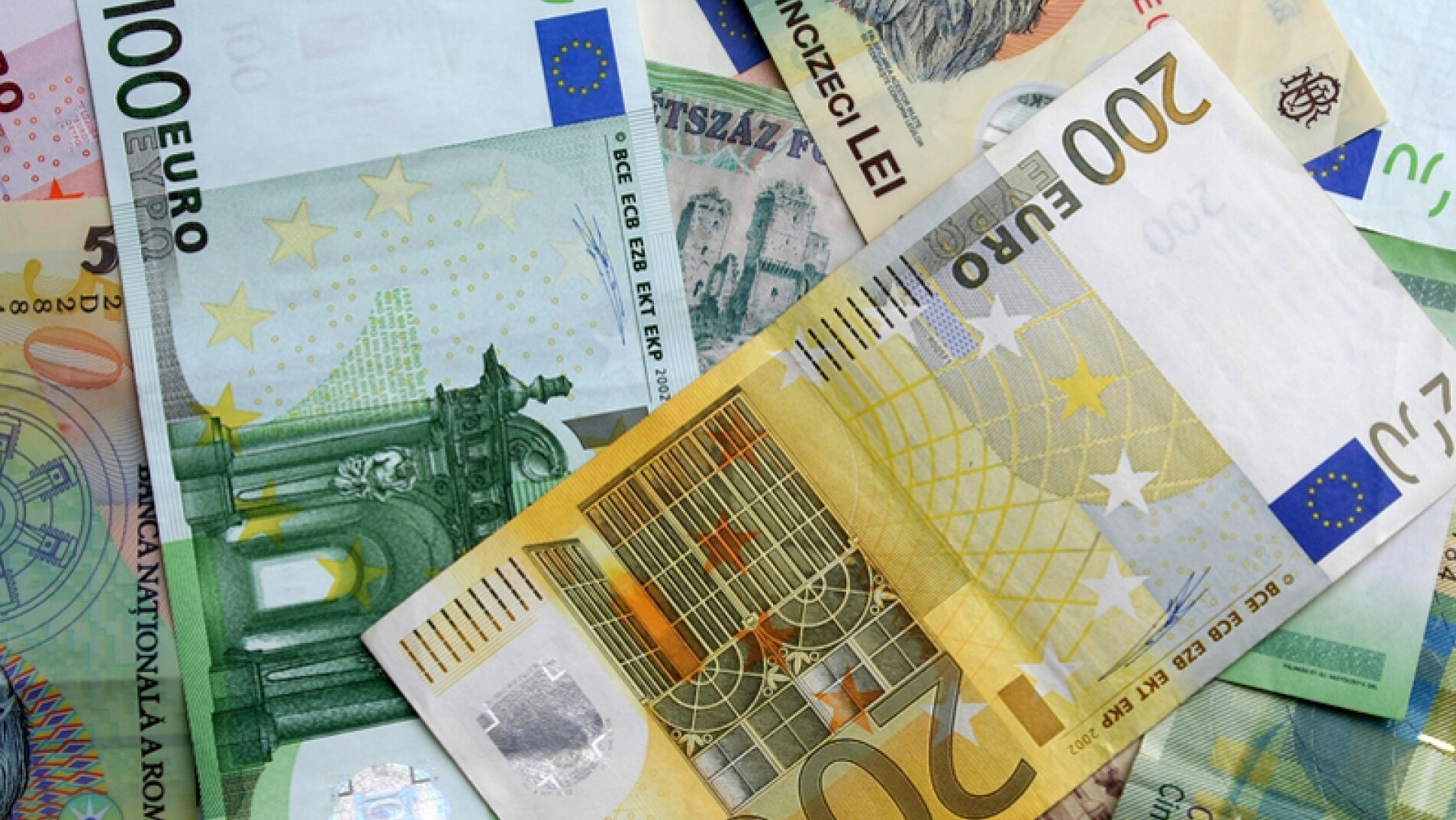 Datele economice negative au depreciat ușor leul