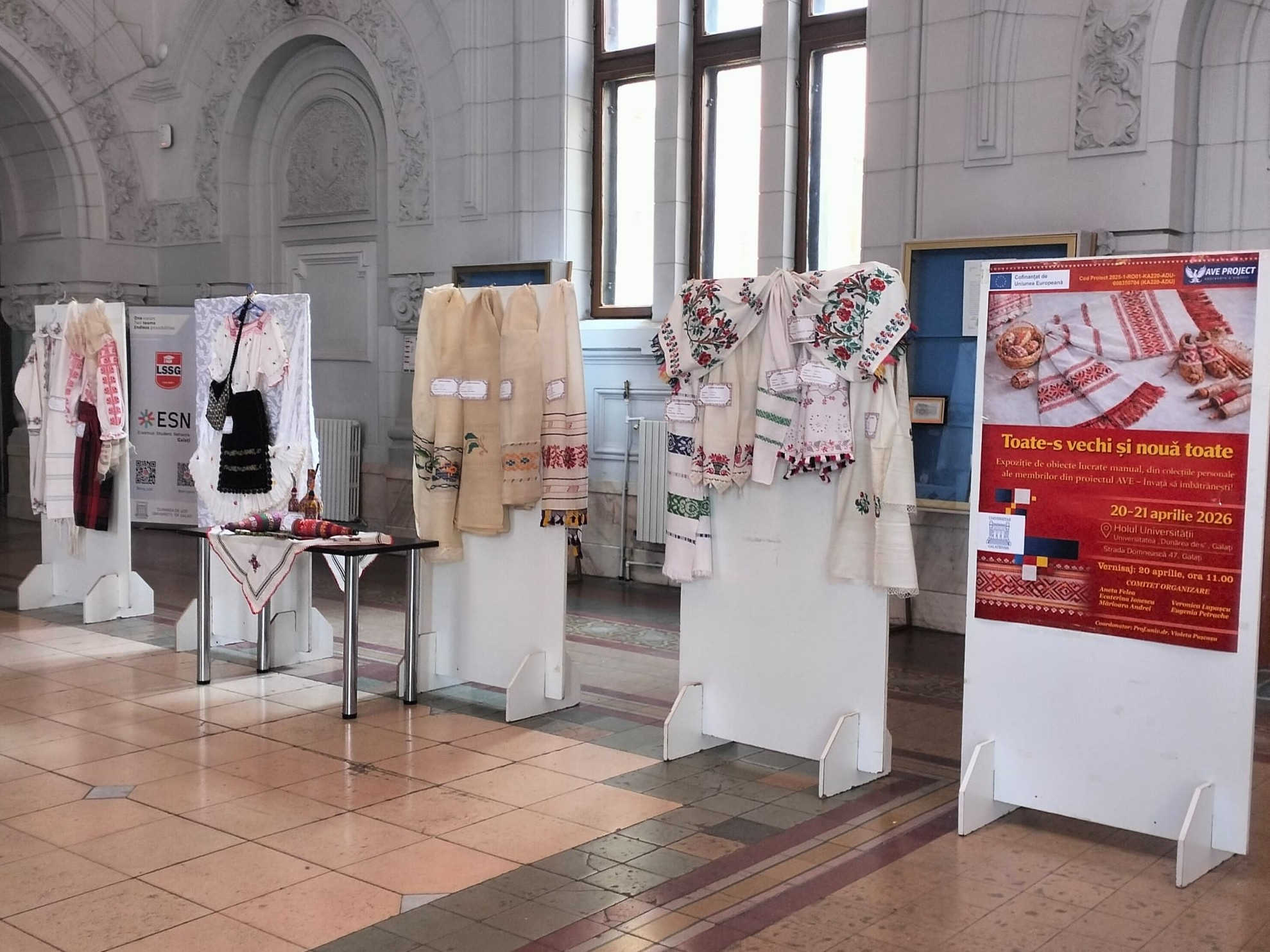 Expoziție inedită de artă populară, în holul Universității