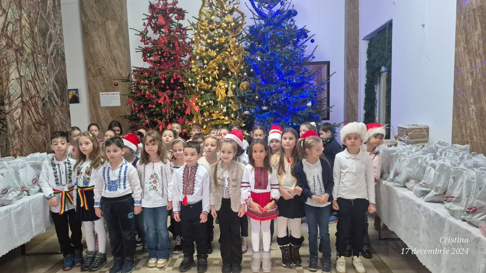 Piticii de la Școala Nr. 25 ne-au colindat dis-de-dimineață (video)