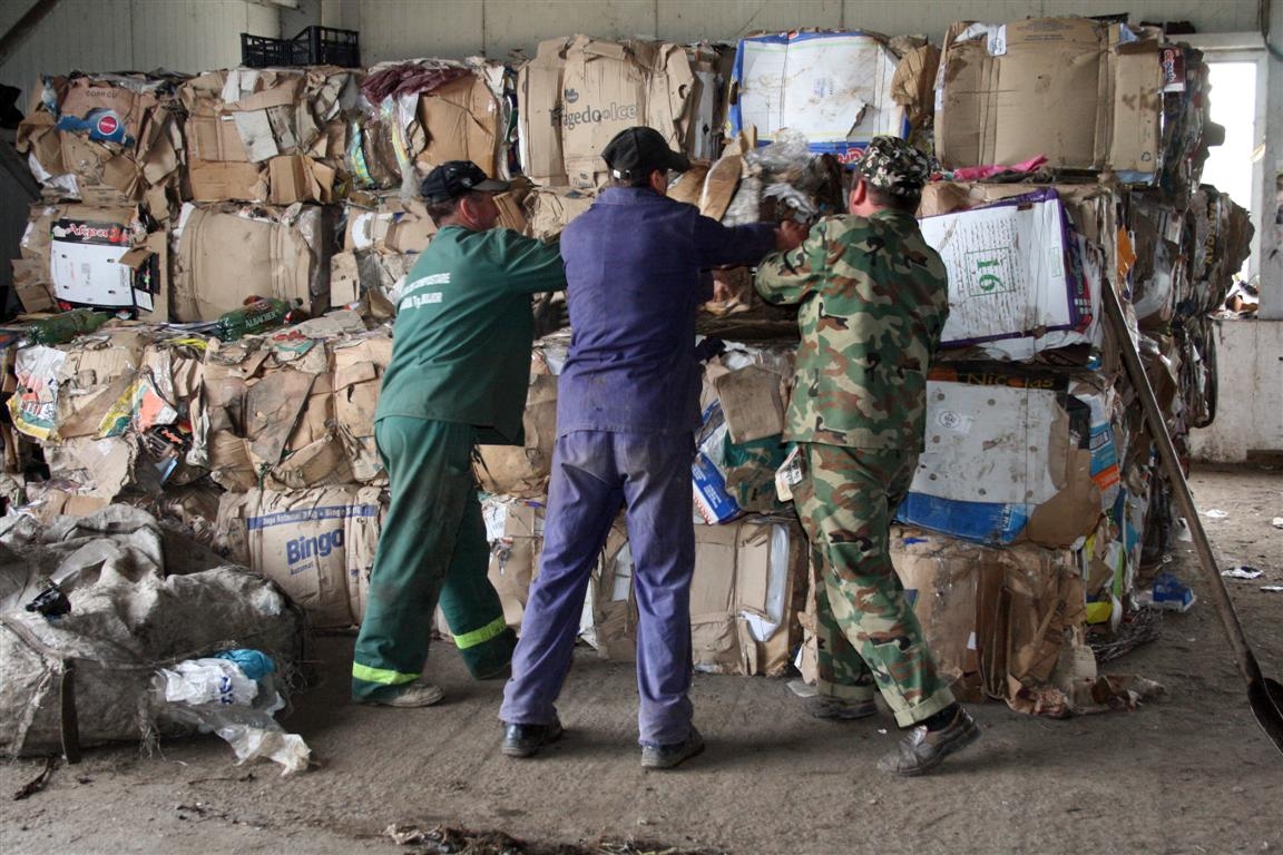 Târgu Bujor - Din gunoi nu se scot averi 