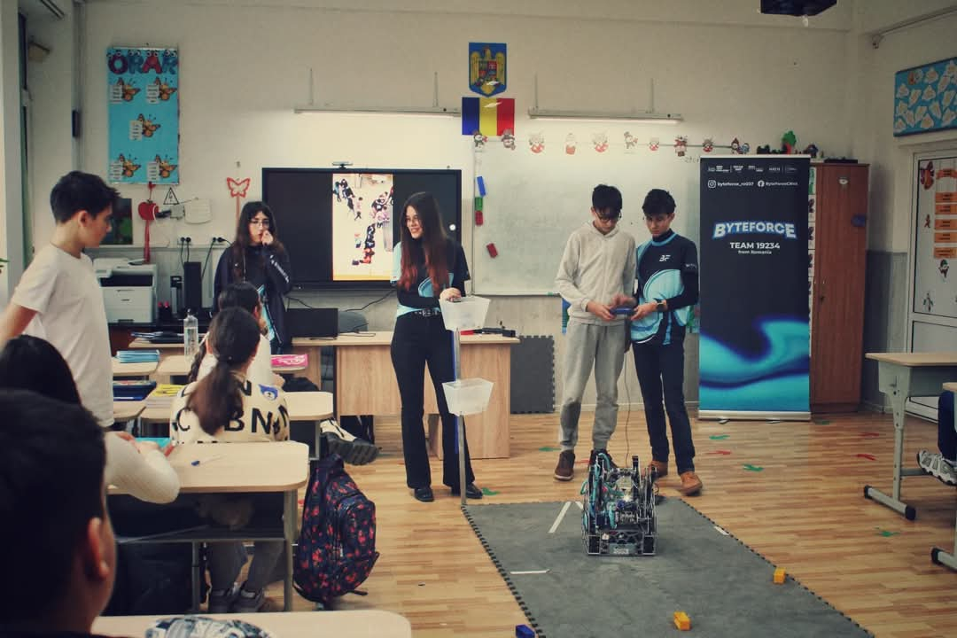 Robotul echipei ByteForce, program demonstrativ în școlile din județ