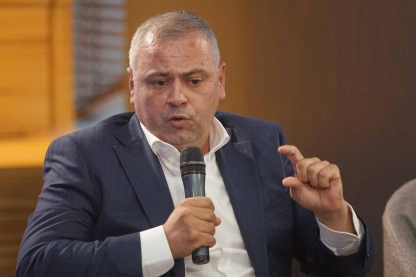 Joc de glezne pe tarlaua politică