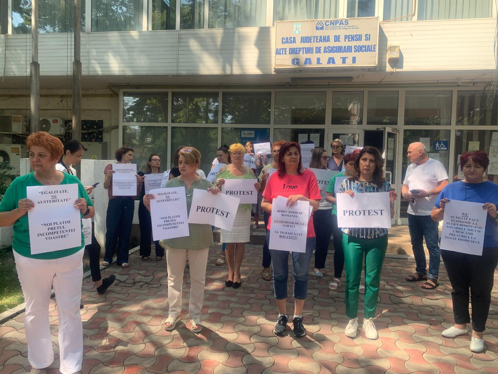 Dacă e joi, este protest la Casa Județeană de Pensii: „S-au luat bani tot de la săraci”