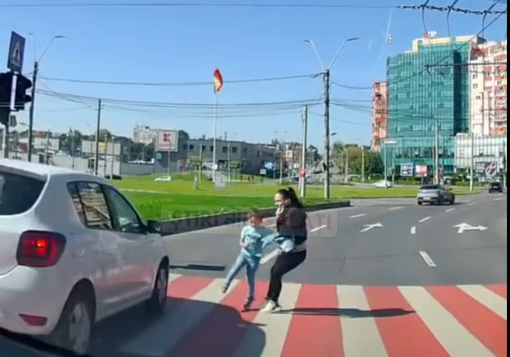 Pericol mortal pe trecerea de pietoni! Șofer septuagenar, la un pas să spulbere un copil