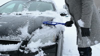 IARNA LA GALAŢI/ Dezgheţ cu VICTIME: Acroşată când îşi curăţa geamurile