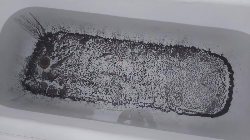 Cadă plină cu nămol, de la robinet