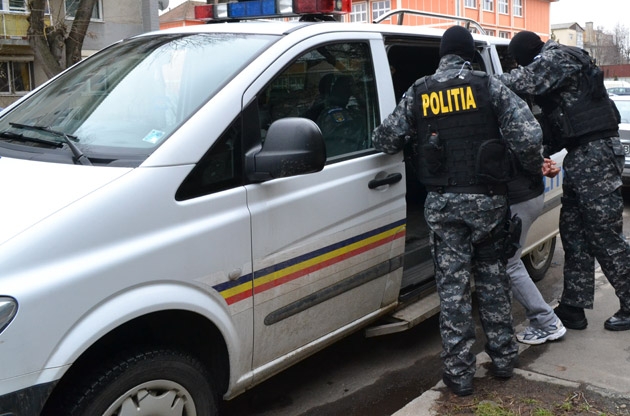 Mafia tutunului, la răcoare. Arestări în grup în cazul filierei care alimenta cinci judeţe cu ţigări de contrabandă