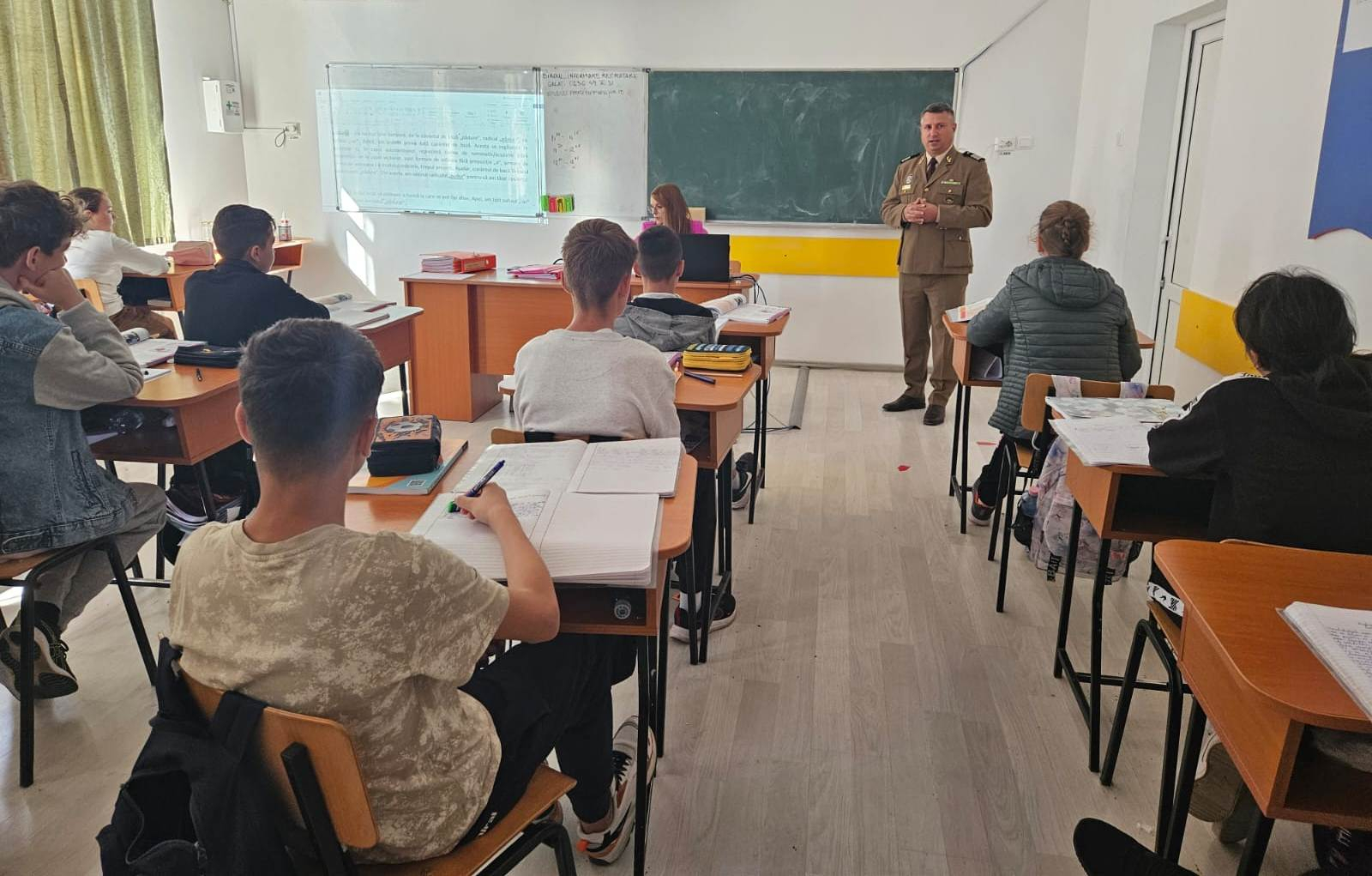 Elevii din trei comune gălățene, vizitați de recrutorii Centrului Militar