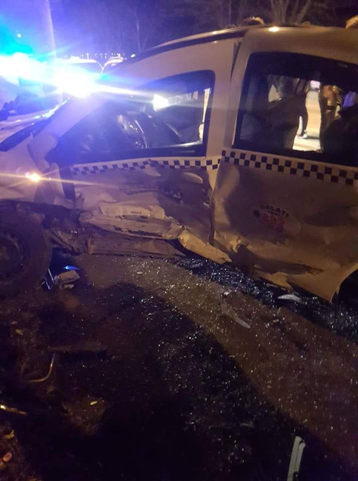 Impact violent cu taxiul, pe Faleza Superioară. Clienţii au fost răniţi