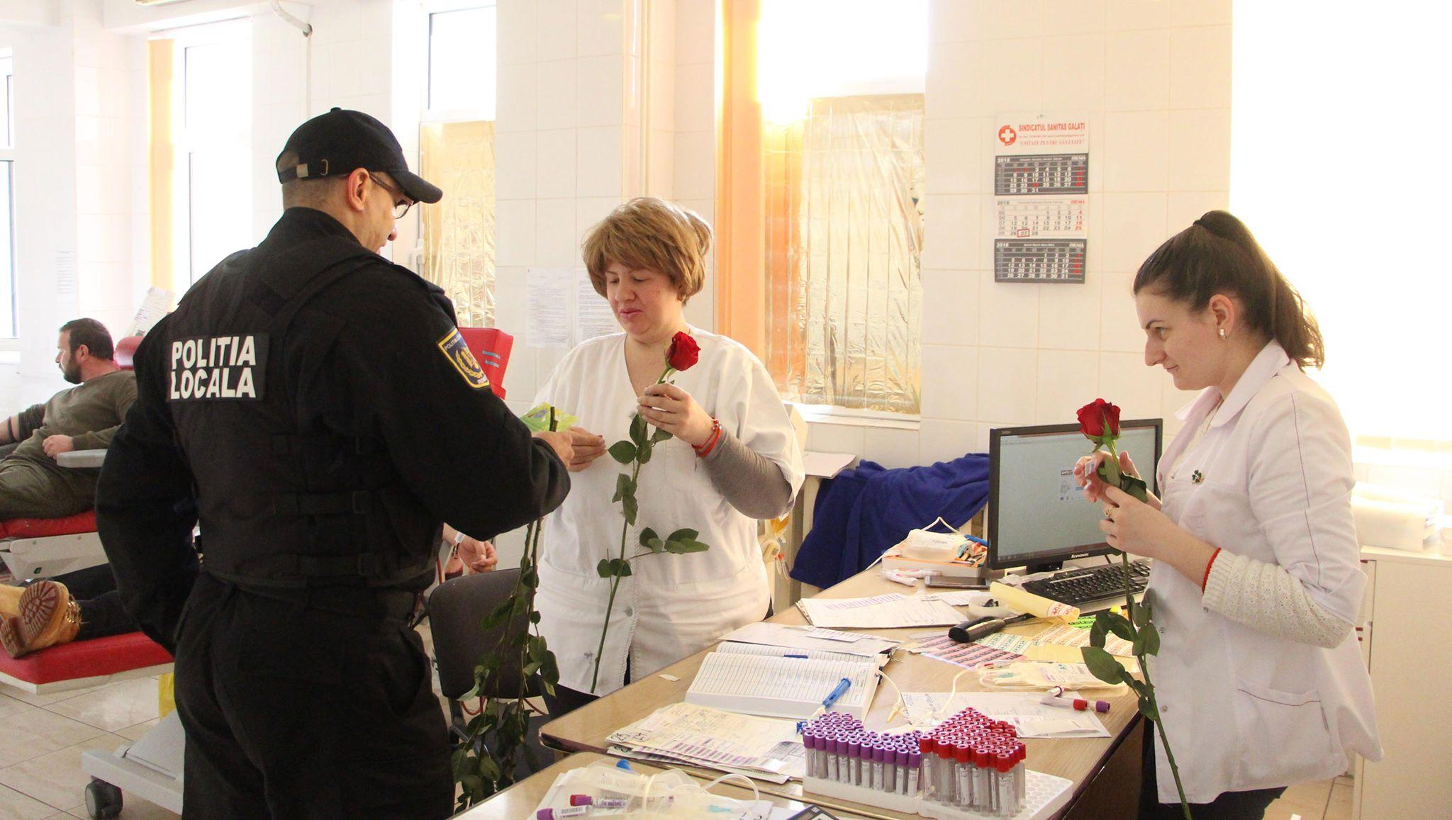 Poliţiştii locali au împărţit flori prin oraş