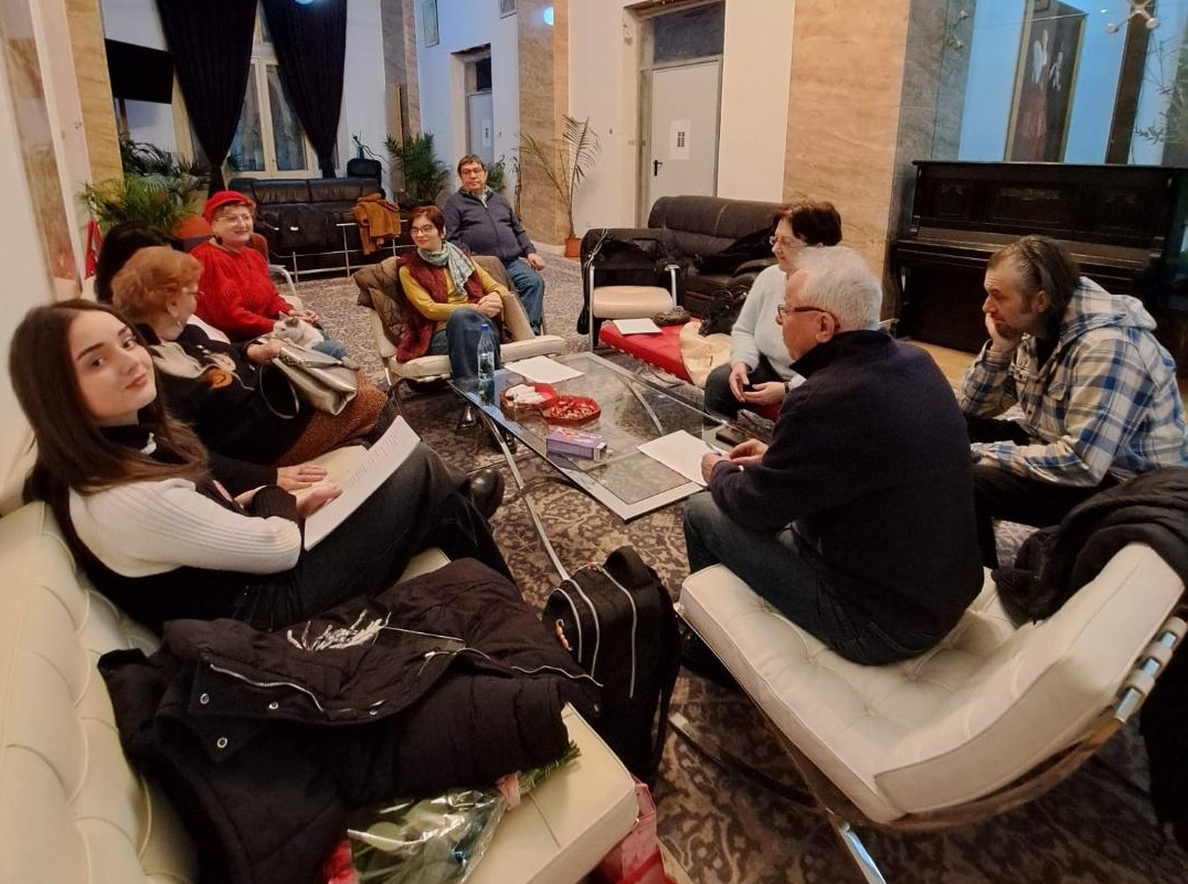 La mulţi ani şi în poezie! Cenaclul "Noduri şi Semne"