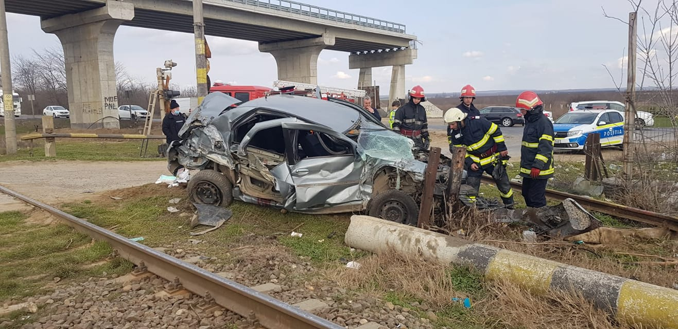 Accident grav pe calea ferată. O mașină a fost lovită de trenul București-Iași