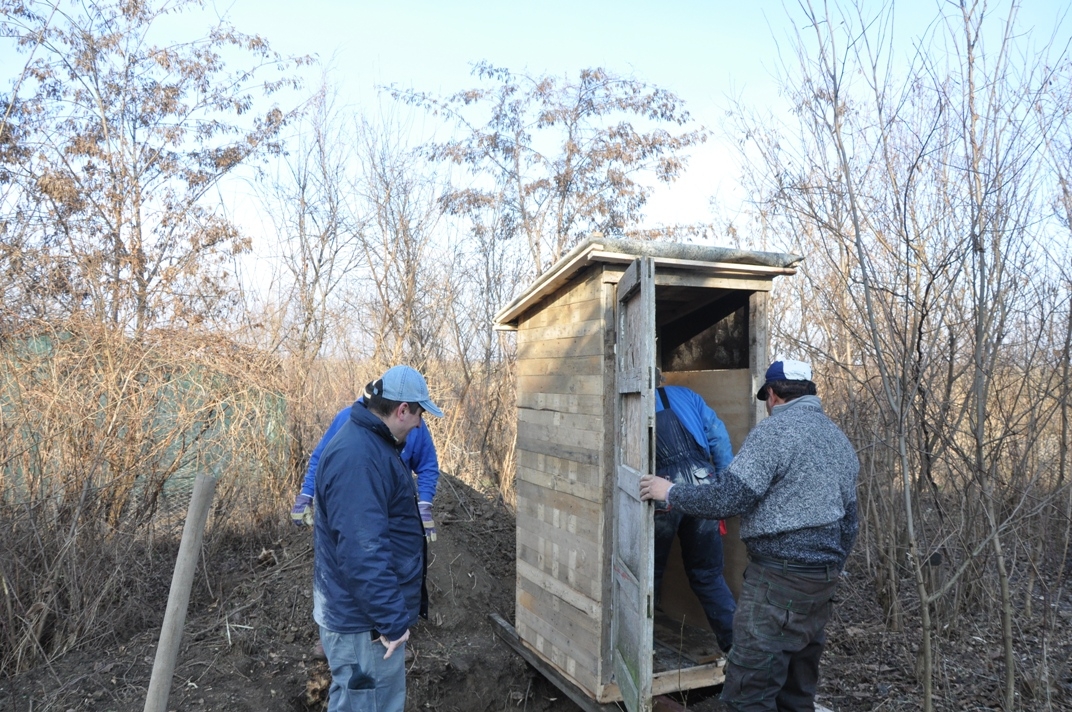 Vine UE ÎN CONTROL la closetul din fundul curţii