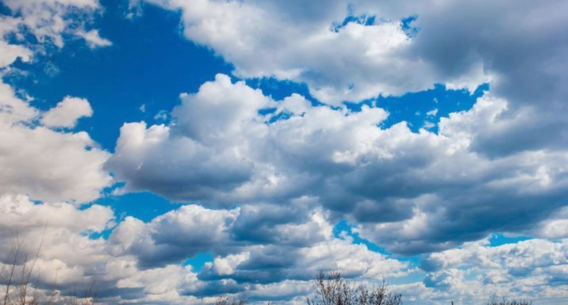 Final de săptămână sub nori și vânt moderat