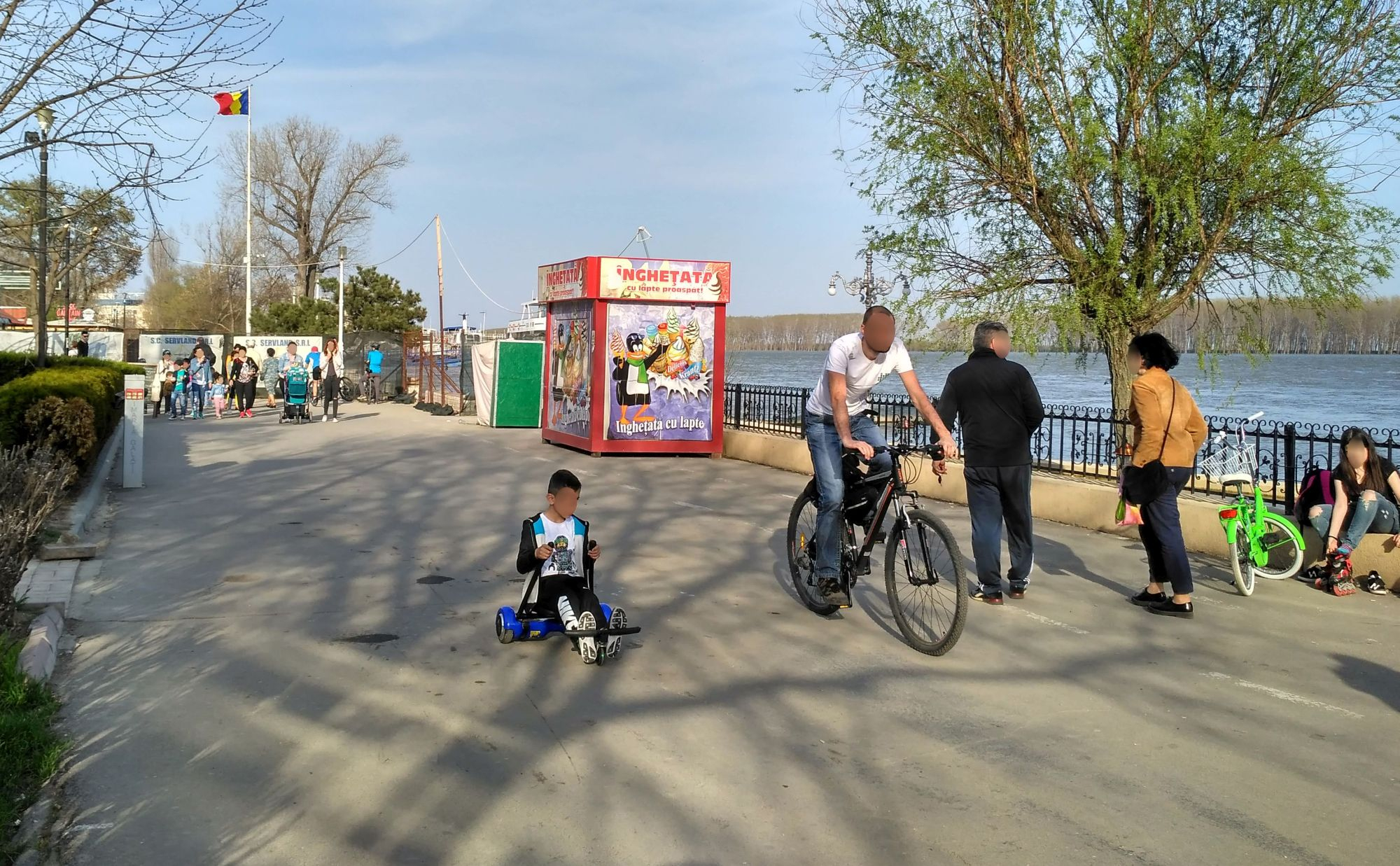 Chioşcuri de îngheţată, flori, dulciuri şi parcuri de distracţie