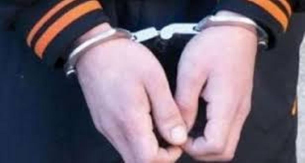 APROVIZIONARE neobişnuită pentru REVELION: Un tânăr a SPART UN MAGAZIN pentru băutură şi ţigări