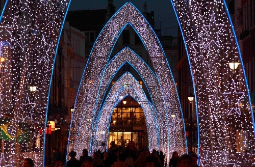 Aura Dajbog, Londra: “Winter Wonderland” rece şi superficial