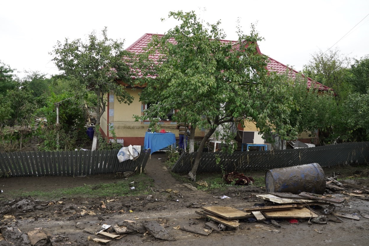 Motorină pentru utilajele care curăţă dezastrul