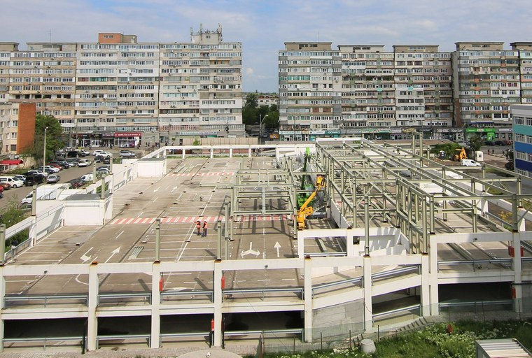 Se montează confecții metalice la parcarea de la Spitalul Județean