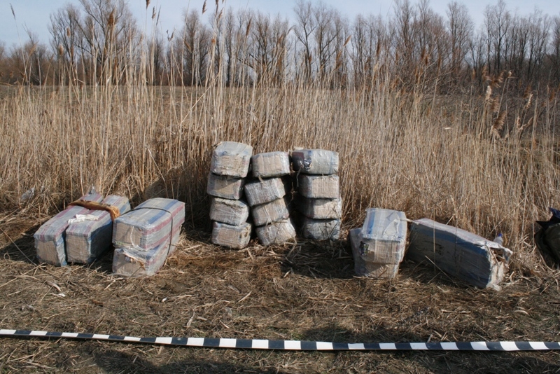 SACI CU ŢIGĂRI descoperiţi într-un canal colector (VIDEO&FOTO)