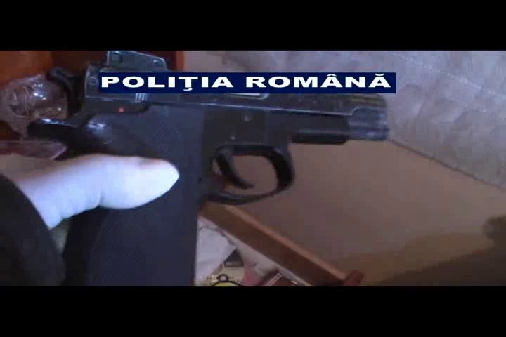 Gălăţeni cercetaţi pentru contrabandă cu arme