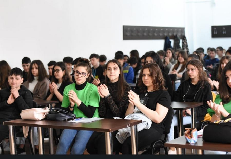 Tineri gălăţeni, educaţi să-şi ajute semenii prin artă şi literatură