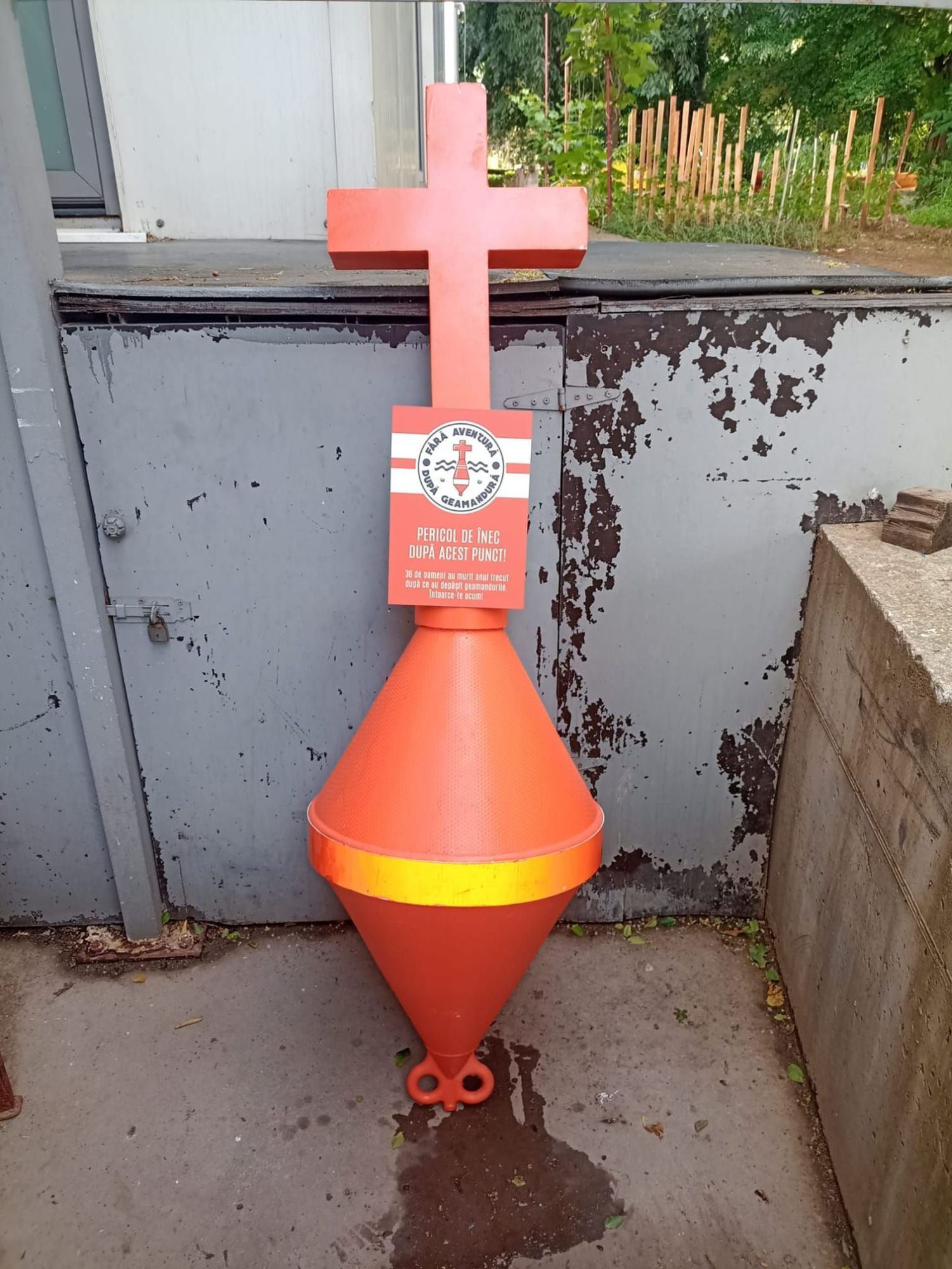 Geamanduri în formă de cruce, pe Litoral