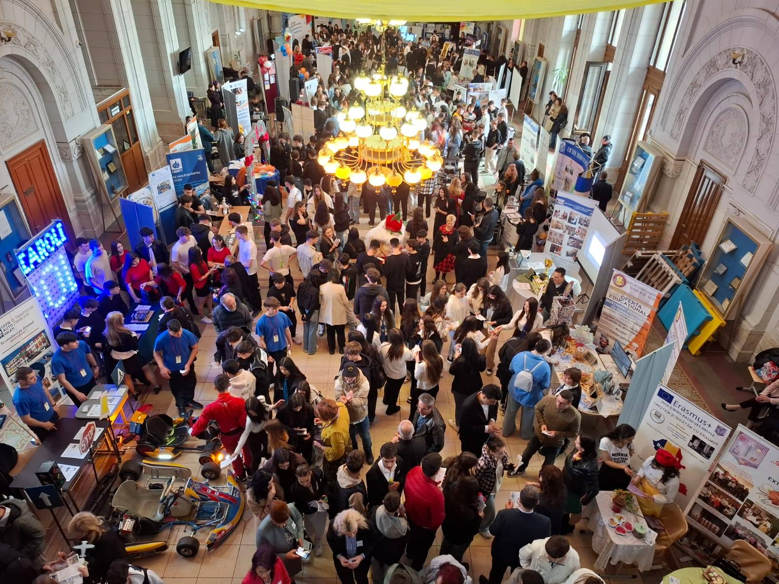 De la brioşe uriaşe la porţi stelare, liceele au scos la iveală toate armele. Târgul de Oferte Educaţionale „Cariera” (GALERIE FOTO)