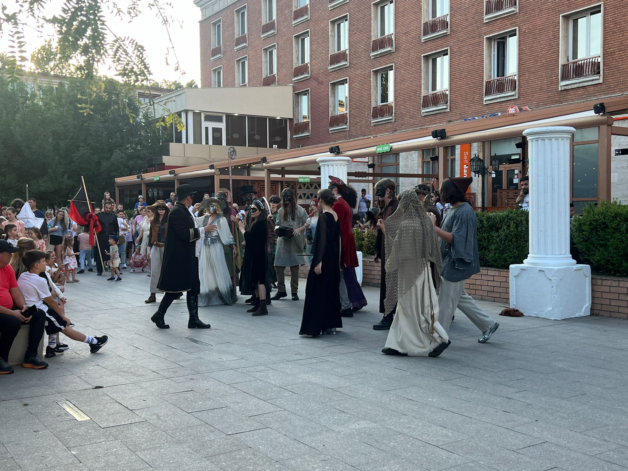 Muzică, spectacole şi mâncare scumpă, la malul Dunării (FOTO și VIDEO)