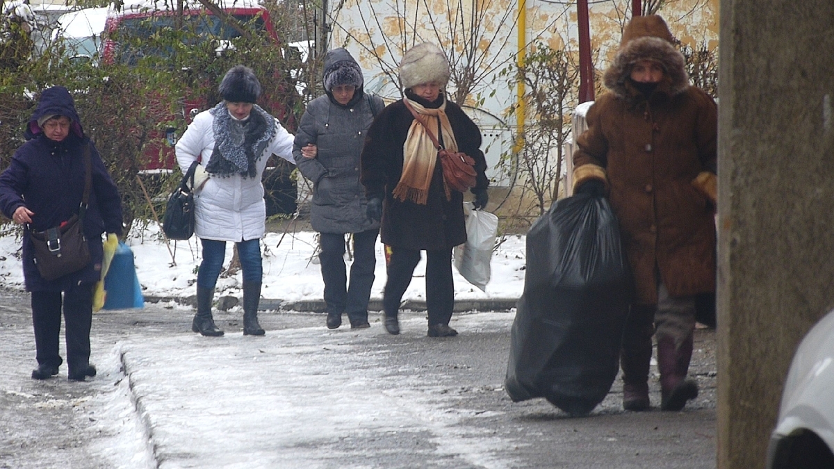 IARNA LA GALAŢI/ ECOSAL oferă gratis PATINOARE pe trotuare (VIDEO&FOTO)