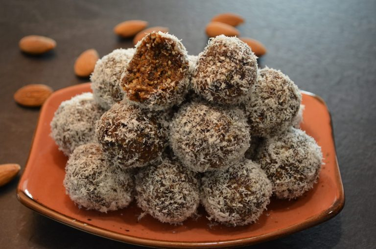 Bomboane raw cu fructe uscate, prăjituri fără coacere