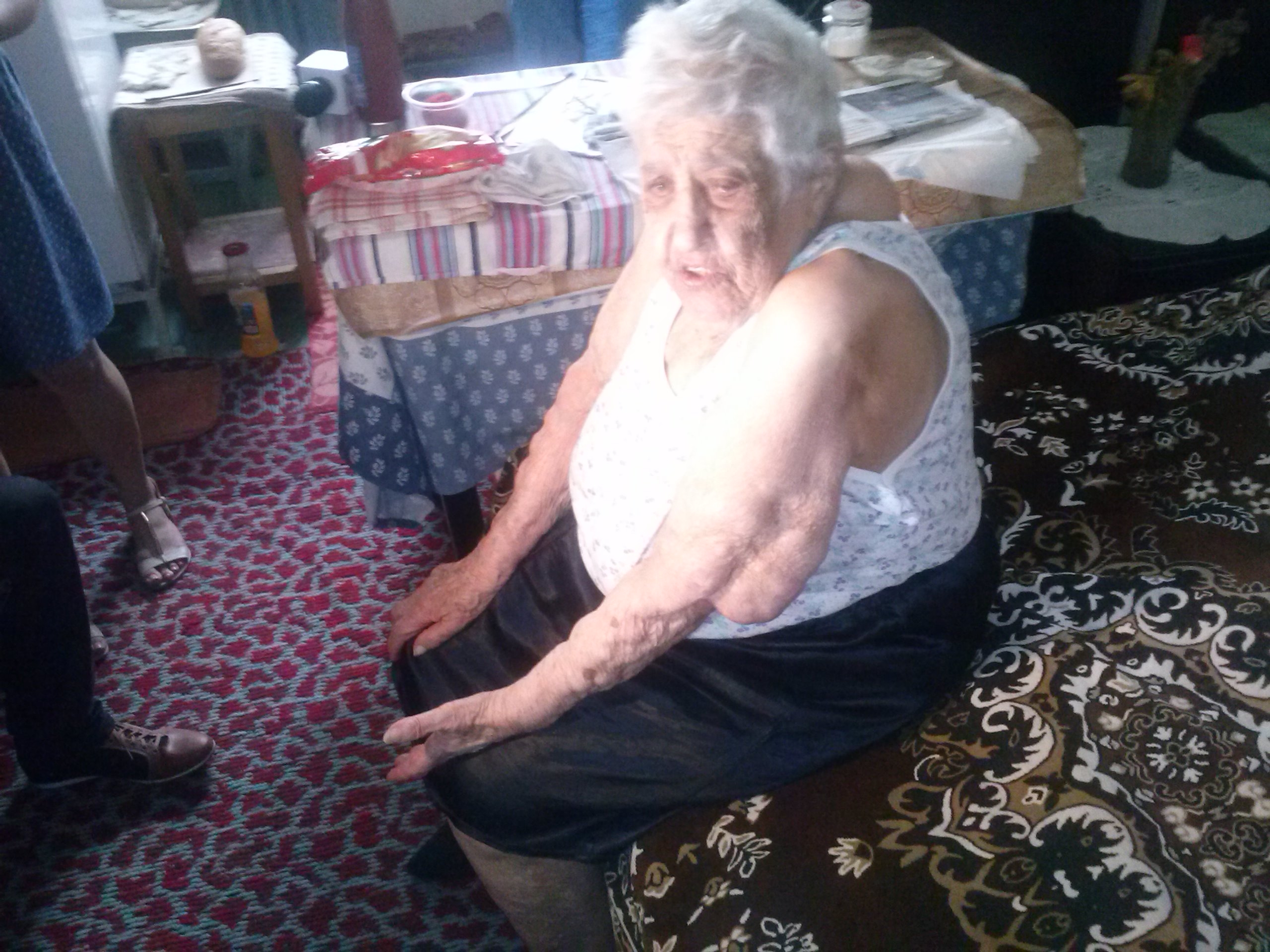 VIDEO / Incredibil, dar adevărat! O nonagenară a fost atacată de o septuagenară la câţiva metri de Palatul Justiţiei