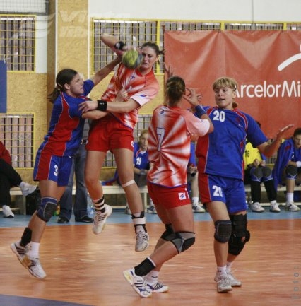 Examen dificil pentru handbalistele de la Oţelul