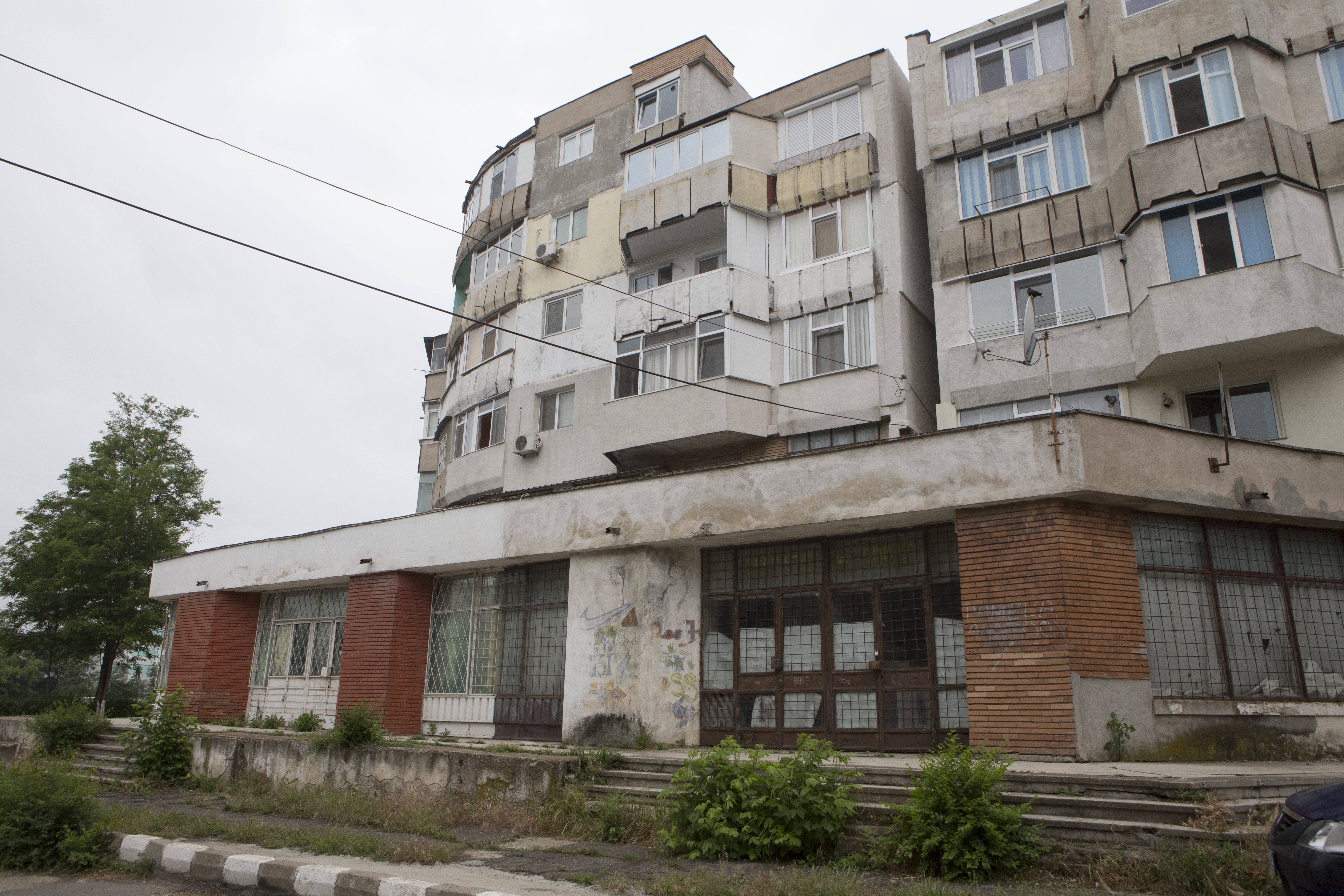 GALERIE FOTO / Comerţ la cota de avarie: Micile magazine mor sufocate de chirii, impozite şi birocraţie