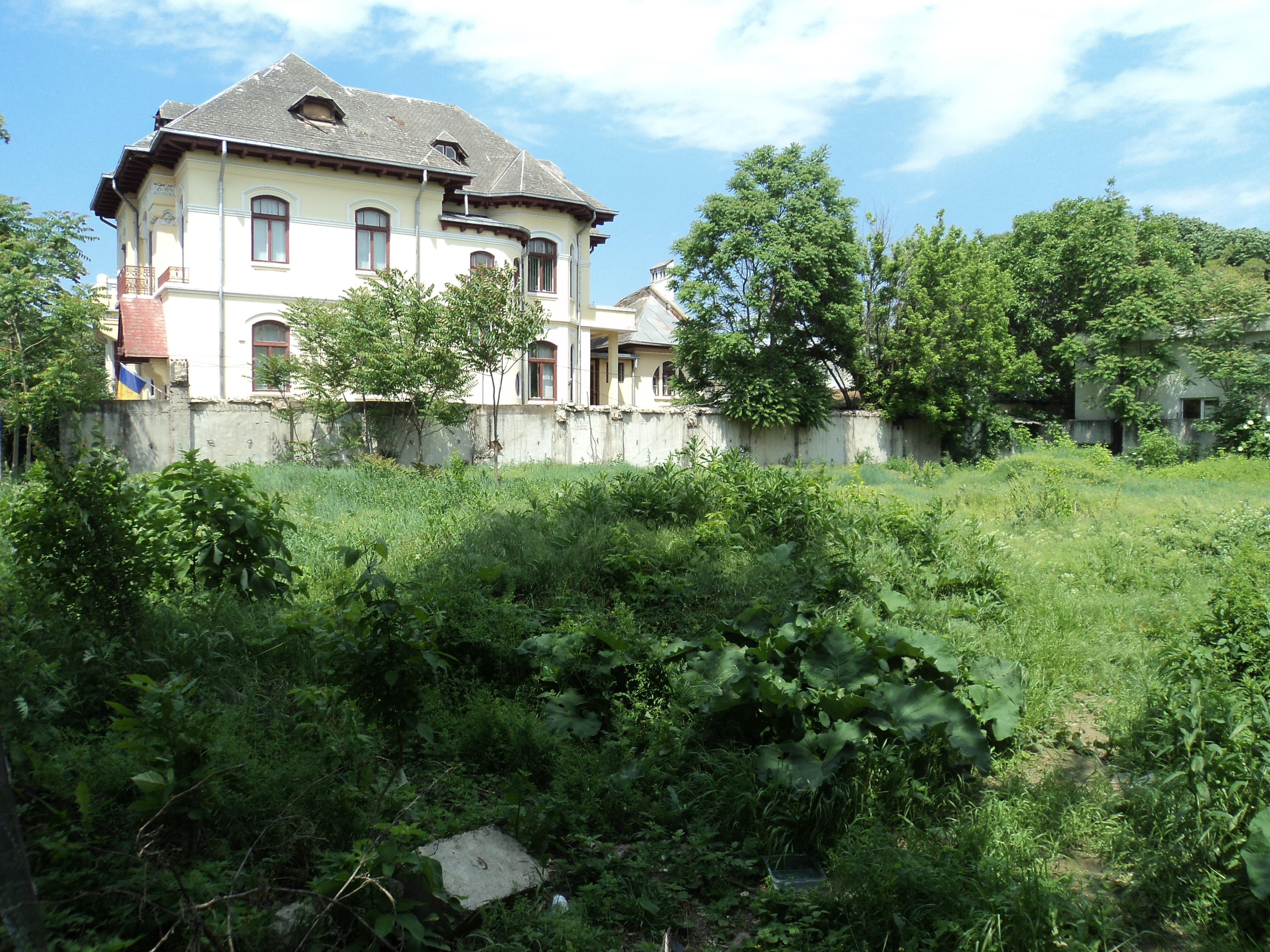 Scăpăm de terenul viran de lângă Policlinica cu Plată. Cât va COSTA noua piaţetă de pe strada Domnească