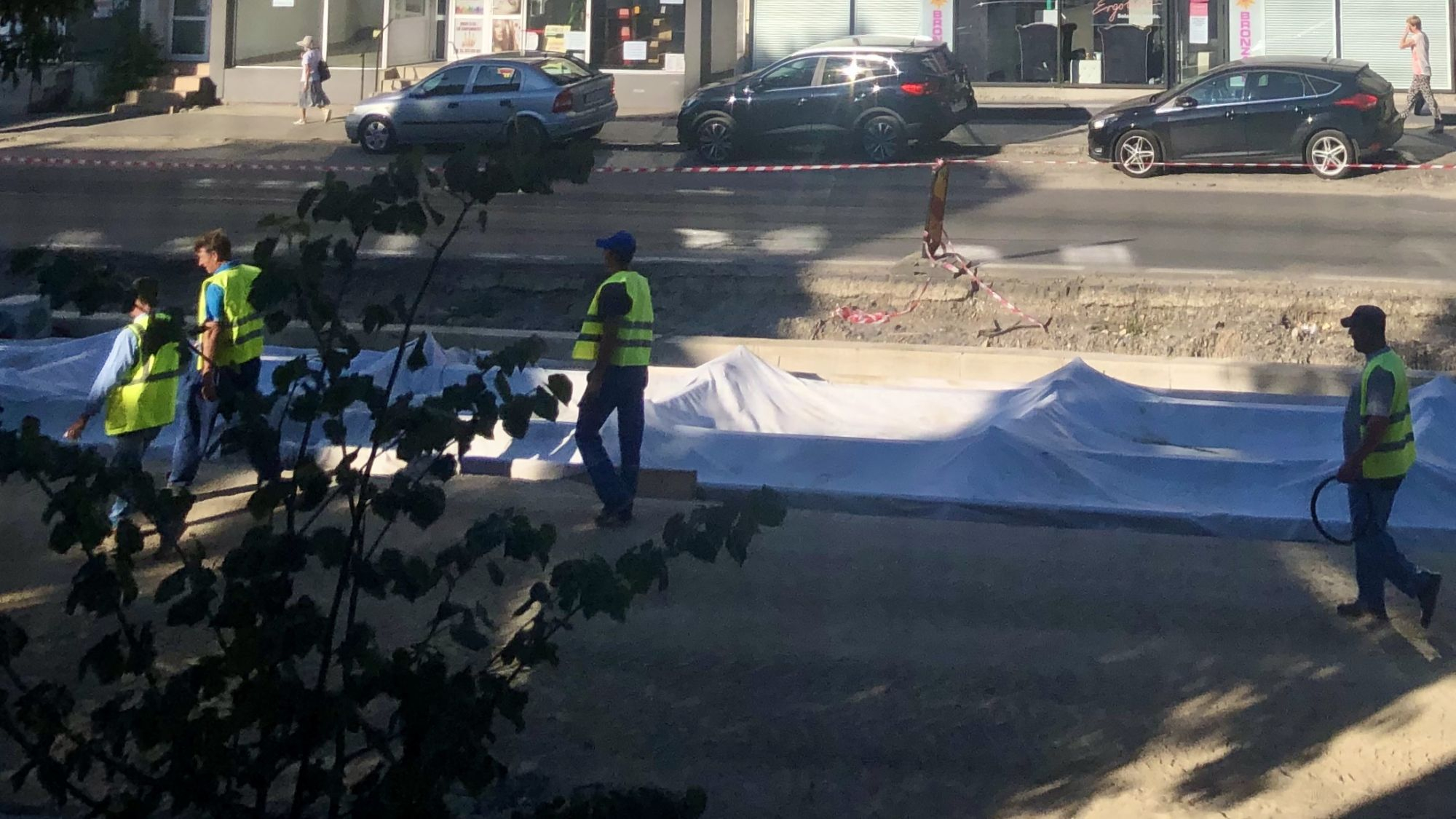 Modernizare în desfăşurare. Șinele de tramvai primesc apă rece, muncitorii beau apă caldă