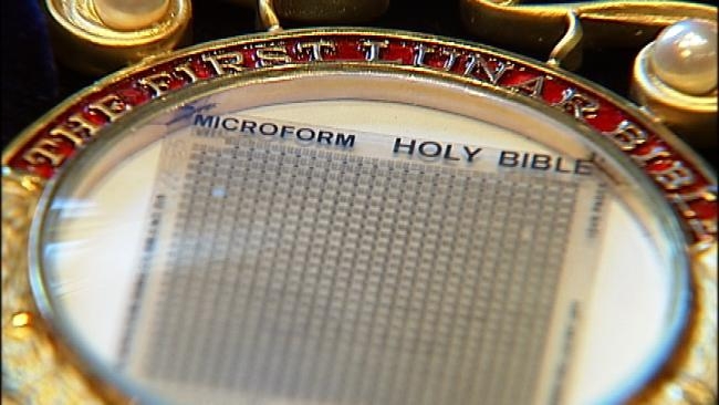 "Biblia care a ajuns pe Lună" a fost scoasă la licitaţie în Dallas