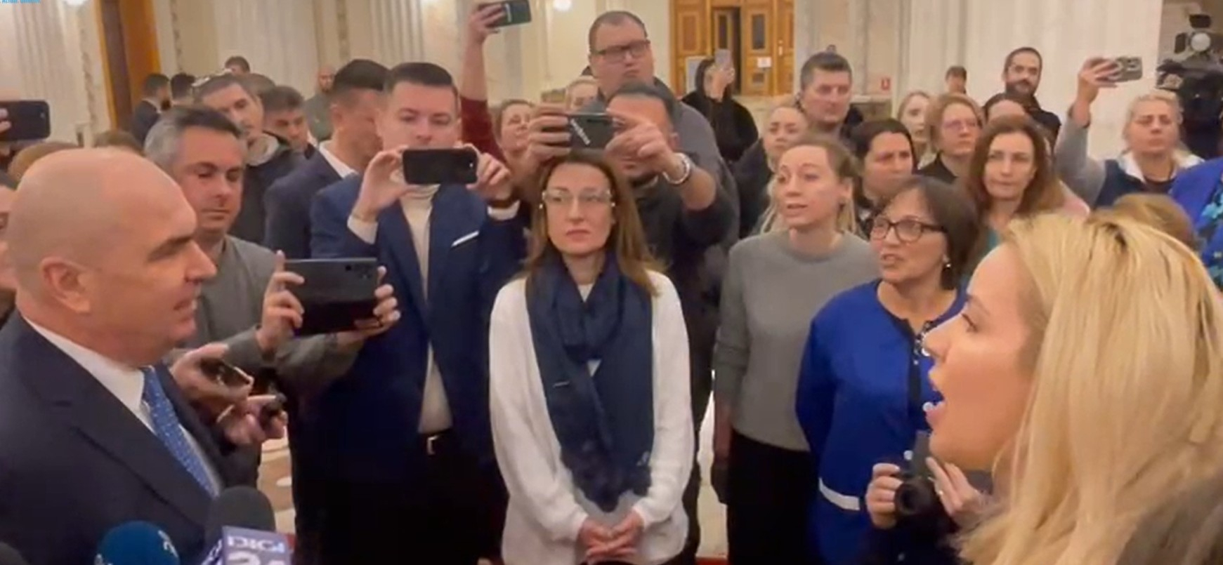 Protest spontan al angajaților Senatului