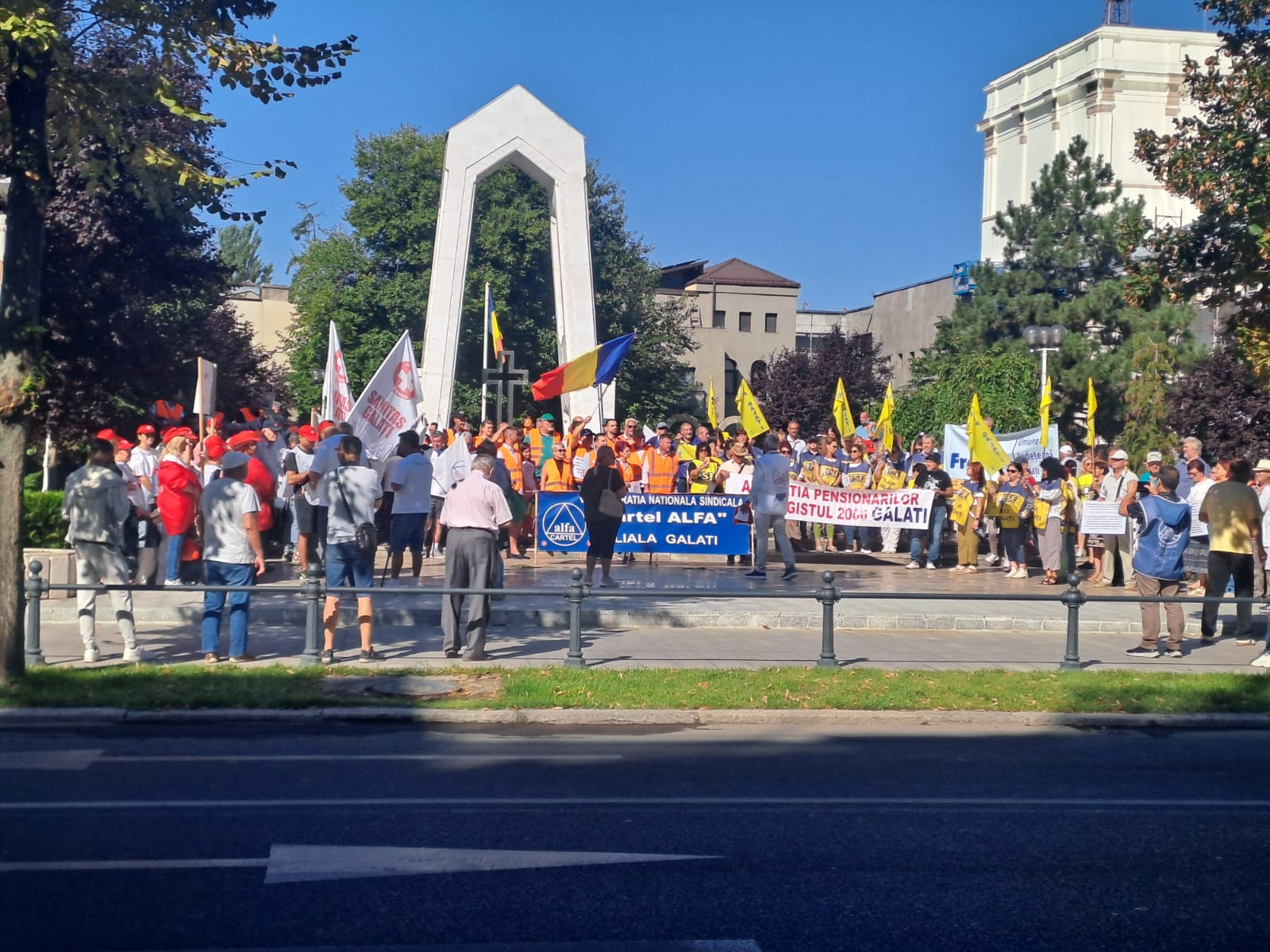 Protest al sindicatelor gălăţene în faţa Prefecturii