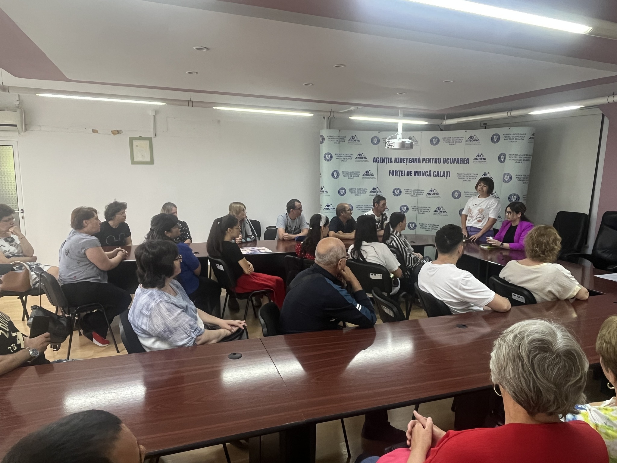 Șomerii gălățeni, față în față cu trei angajatori, la sediul AJOFM