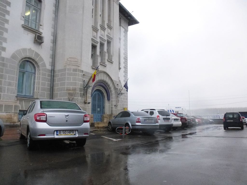 GALAŢI şi RESTUL lumii/ CUM se mai ia în STĂPÂNIRE O PARCARE (FOTO)