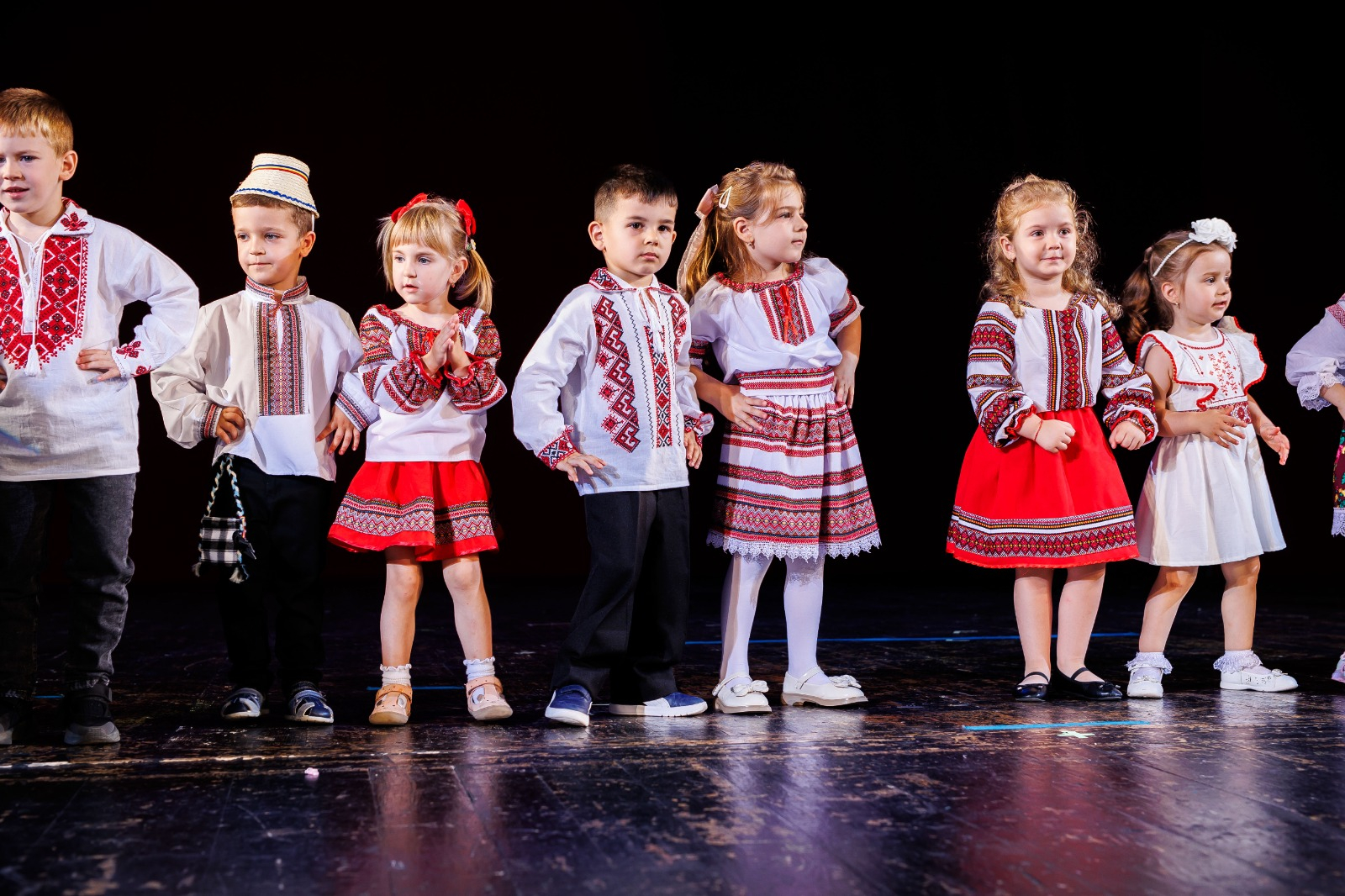 "Joc voios de românaş", dansuri populare pentru cei mici (GALERIE FOTO)