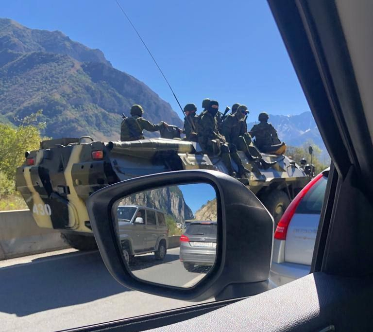 Blindate trimise să-i oprească pe ruși să fugă din țară