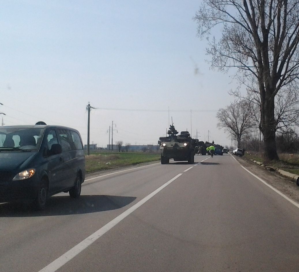 EXERCIŢII MILITARE/ Un gălăţean a intrat cu Loganul într-un TAB al soldaţilor americani